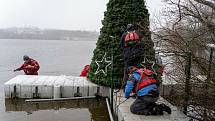 Čtyřmetrový vánoční strom se 1. prosince v 17 hodin rozsvítí na hladině Borské přehrady.