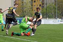 Fotbalisté FK Robstav (na archivním snímku hráči v tmavých dresech) prohráli v Praze s domácím Vltavínem 2:3. Soupeř o své výhře rozhodl v 90. minutě.