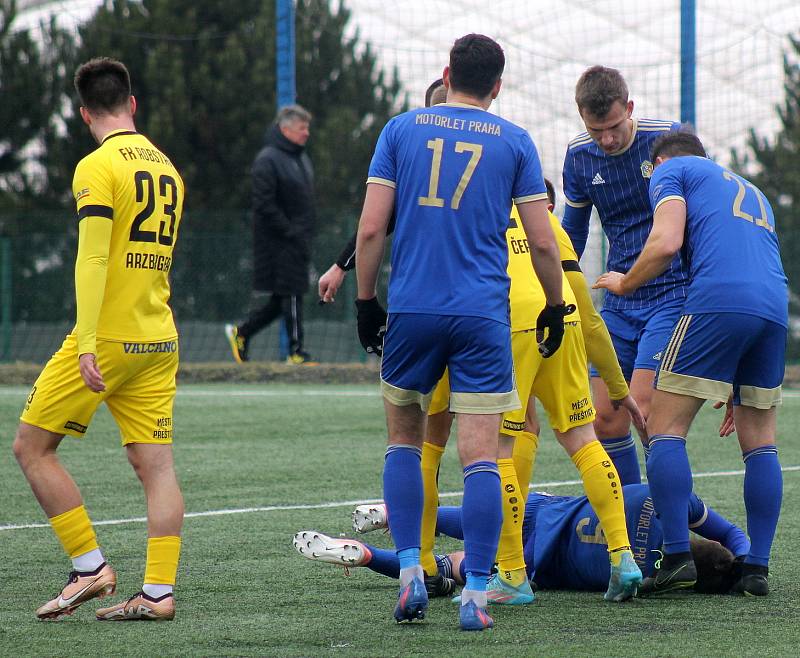 FORTUNA ČFL, skupina A (16. kolo): FK Motorlet Praha - FK ROBSTAV Přeštice (na snímku fotbalisté ve žlutých dresech) 2:0 (1:0).