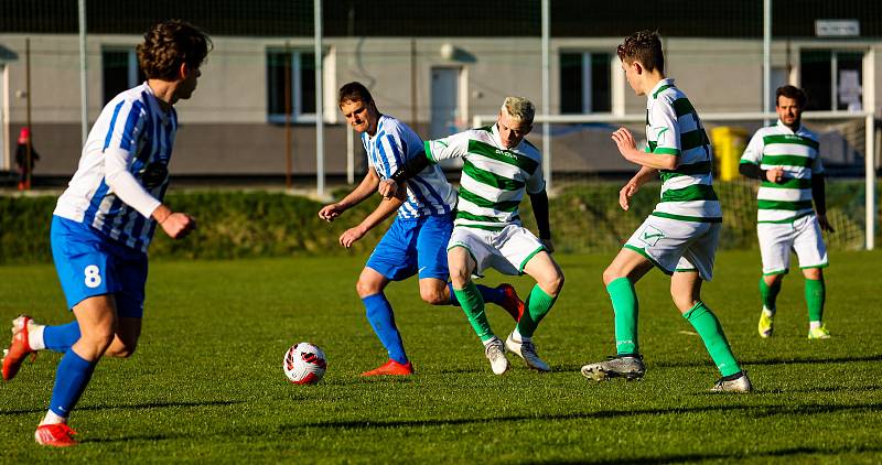 Fotbalisté plzeňské Košutky (na archivním snímku hráči v modrobílých dresech) doma překvapivě podlehli Smíchovu 1:2.