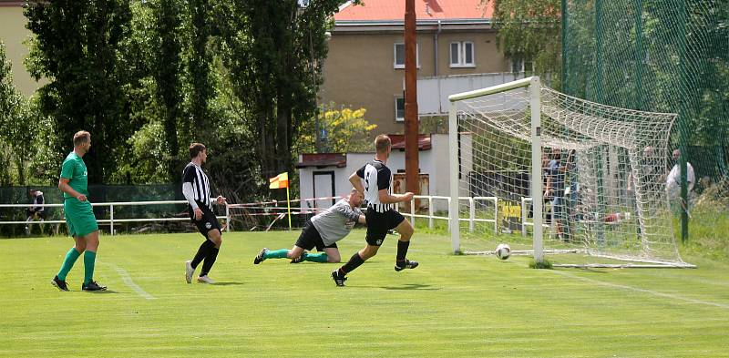 Z archivu: Fotbalisté plzeňského Smíchova (černobílí) se v nováčkovské sezoně I. A třídy zatím hledají. Ve třech zápasech totiž získali jediný bod.