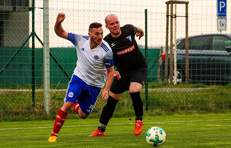 Fotbalisté Volduch (na archivním snímku hráči v černých dresech) porazili v 9. kole céčkové skupiny krajské I. B třídy silné Město Touškov 3:2.