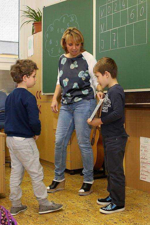 Ostych ve třídě talentovaných prvňáků nenajdete. Před ostatními i učitelkou Stanislavou Hlavinkovou chtějí  předvést svoje schopnosti. Hlásí se a soutěží, kdo bude dřív u tabule.