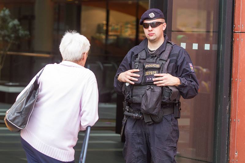 Anonym nahlásil v Plzni bombu, policie vyklidila obchodní centrum na Slovanech
