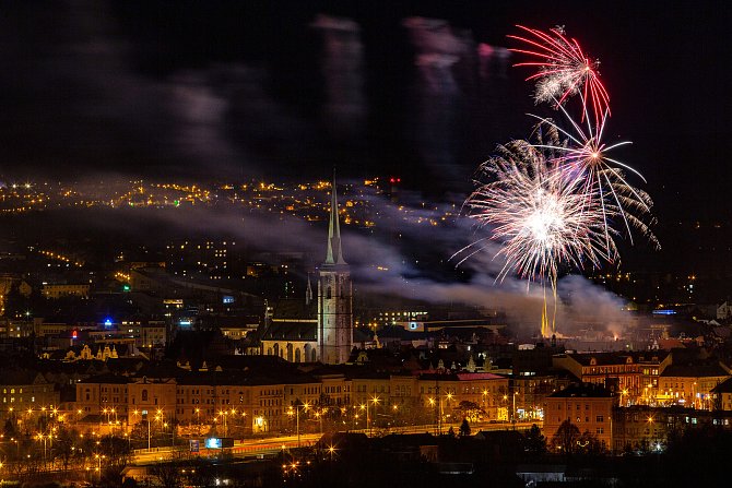 Novoroční ohňostroj v Plzni na náměstí Republiky.