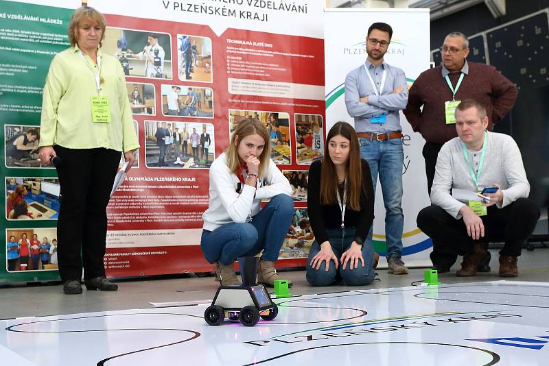 Dvoučlenné týmy studentů v plzeňské Techmanii vyslali na soutěžní jízdu robotická vozítka