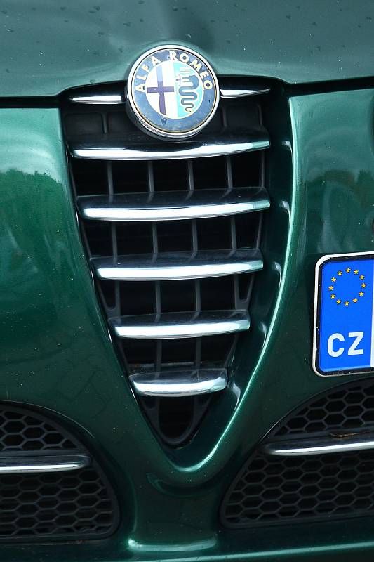 Sraz automobilů značky Alfa Romeo na náměstí Republiky v Plzni.