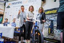 AC Heating Cup byl slavnostně zahájen na tiskové konferenci symbolickým připnutím startovního čísla 1. Naostro začne v sobotu ve Stříbře.  