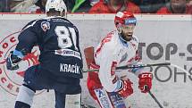 Semifinále play off hokejové extraligy - 5. zápas: HC Oceláři Třinec - HC Škoda Plzeň, 11. dubna 2019 v Třinci. Na snímku (zleva) Jaroslav Kracík, Martin Růžička.