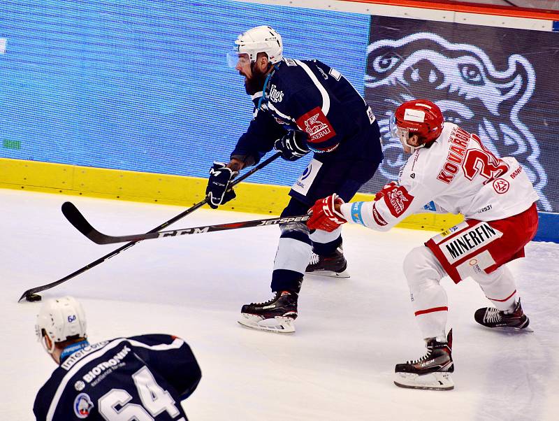 Třinec (v bílém) v úvodním utkání semifinále play off prohrál s Plzní.