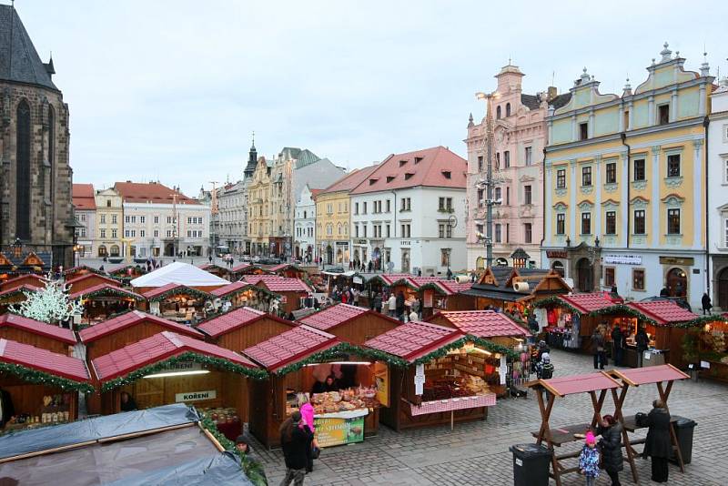 Na trzích na náměstí Republiky vládne vánoční atmosféra.