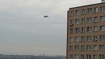 Fotografie průletu vzducholodi ZF Zeppelin od čtenářů Deníku.