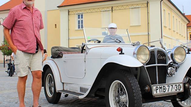 Vladimír Techl a jeho vnuk Oliver na sedadle spolujezdce právě parkují na dobřanském náměstí.