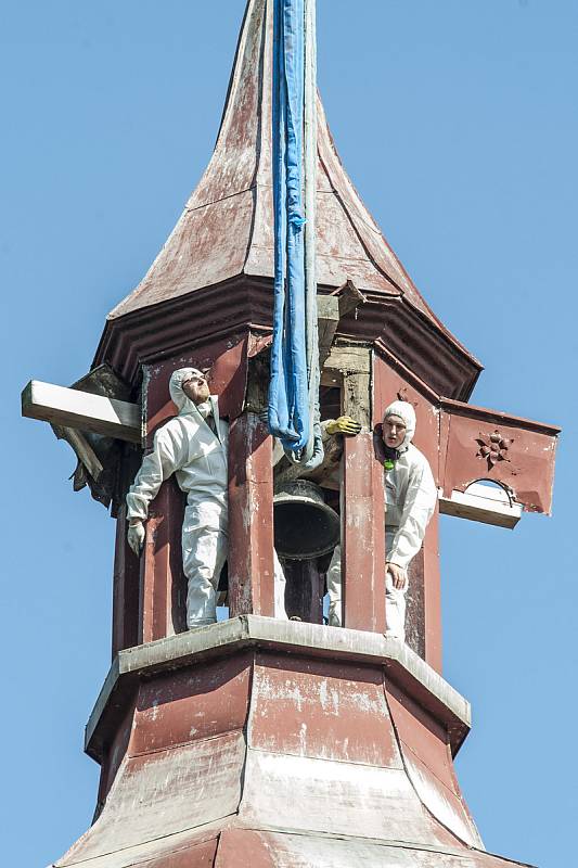 Demontáž kupole kostela sv. Petra a Pavla v Dolní Lukavici