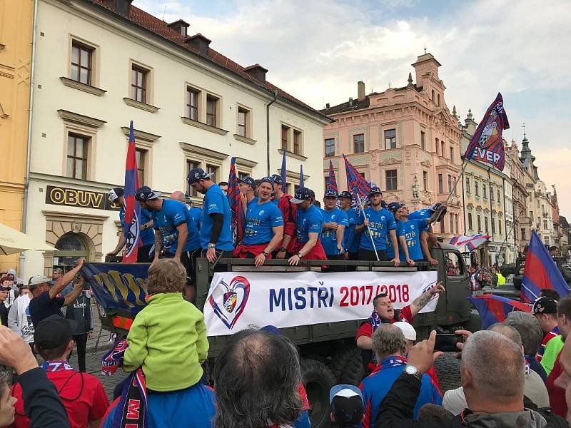 Oslavy fotbalistů FC Viktoria Plzeň a jejich fanoušků na náměstí Republiky v Plzni