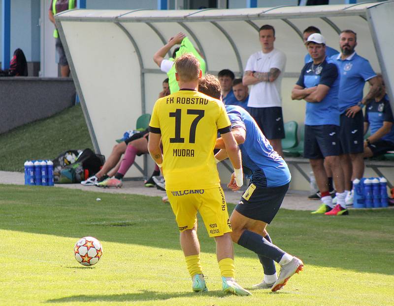 5. kolo FORTUNA ČFL, skupina A: FK ROBSTAV Přeštice (na snímku fotbalisté ve žlutých dresech) - TJ Jiskra Domažlice (modří) 5:1 (2:0).