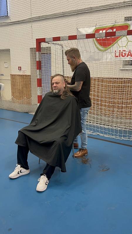 Trenér brankářek DHC Plzeň Radek Motlík přišel o vlasy.