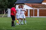 Ze zápasu 4. kola I. A třídy Plzeňského kraje mezi domácími Žichovicemi (v bílém) a Kaznějovem (0:2).