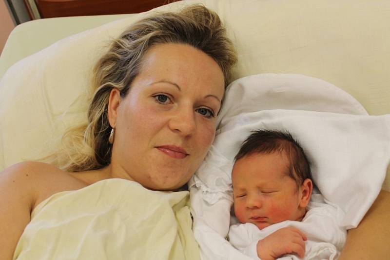 Maminka Helena Nováková a tatínek Karel Ludvík se radují z narození svého prvorozeného syna Davídka (3,36 kg, 50 cm), který přišel na svět 14. října v plzeňské FN