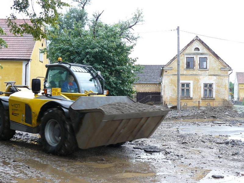 Na pomoc s odklízením přijel i bagr