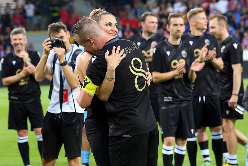 Fotbalista David Limberský se loučil s fotbalovou kariérou před vyprodaným stadiónem své domovské FC Viktoria Plzeň ve Štruncových sadech.