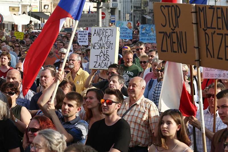 Demonstrace proti Andreji Babišovi na náměstí Republiky v Plzni.