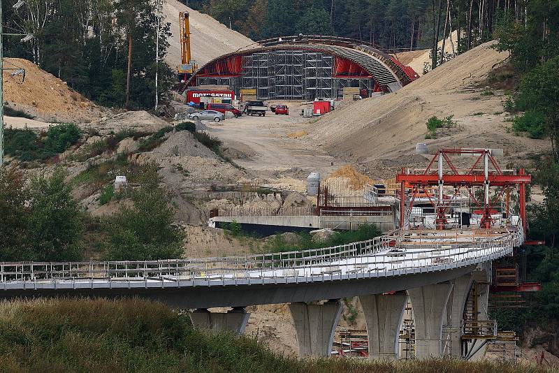 Západní okruh - komunikace propojující Domažlickou a Karlovarskou silnici, navržena v dvoupruhovém uspořádání o celkové délce 5,9 km. Ve výstavbě je II. etapa z Křimic na Košutku. Zároveň jsou budovány nové cyklostezky i biokoridory pro přechod zvěře.