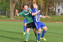 Fotbalisté Rokycan odčinili týden starou porážku v Domažlicích a Stříbro porazili vysoko 4:0. Na snímku kapitán Jan Hereit (v zeleném) v souboji s hráčem chodského celku.