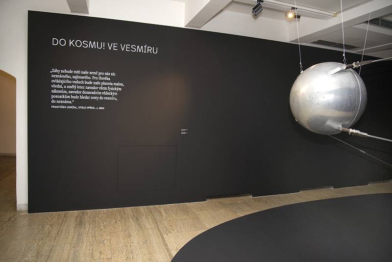 Výstava Aviatika v české vizuální kultuře 1783-1957 potrvá v plzeňských Masných krámech do 16. ledna 2021.