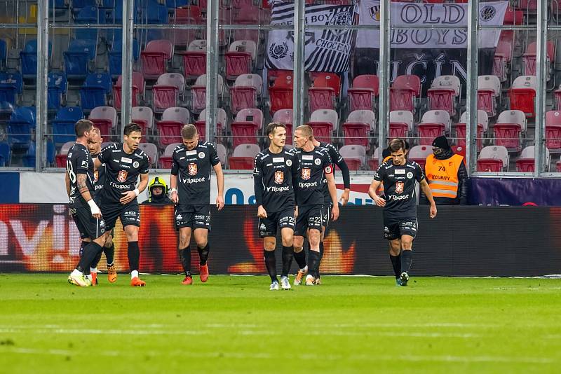 Fotbalisté Viktorie Plzeň podlehli na úvod ligového jara doma nečekaně Hradci Králové 1:2.