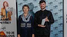 Zlatého ledňáčka v kategorii nejlepší dokumentární film získal snímek Jak jsem se stala partyzánkou. Na snímku producenti Jarmila Poláková a Jan Bodnár.