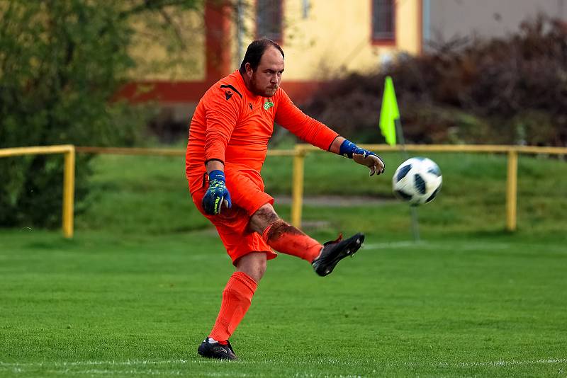 Na jihu Plzeňska podlehly Lužany (na snímku ve žlutých dresech) Dvorci vysoko 0:6 (v modrém).