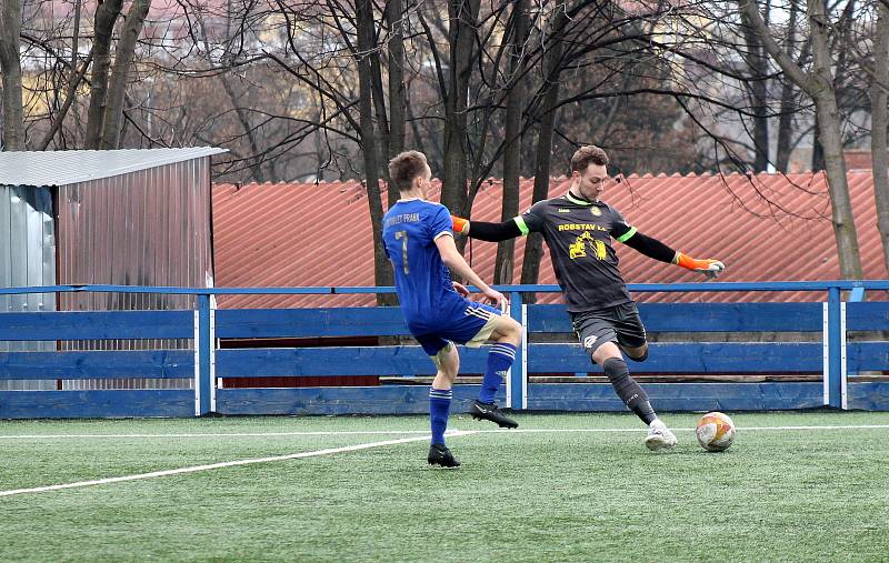 FORTUNA ČFL, skupina A (16. kolo): FK Motorlet Praha - FK ROBSTAV Přeštice (na snímku fotbalisté ve žlutých dresech) 2:0 (1:0).