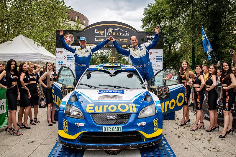 Václav Pech a Petr Uhel (Ford Focus WRC) po loňském prvenství na Lak Racing Rallye Plzeň.