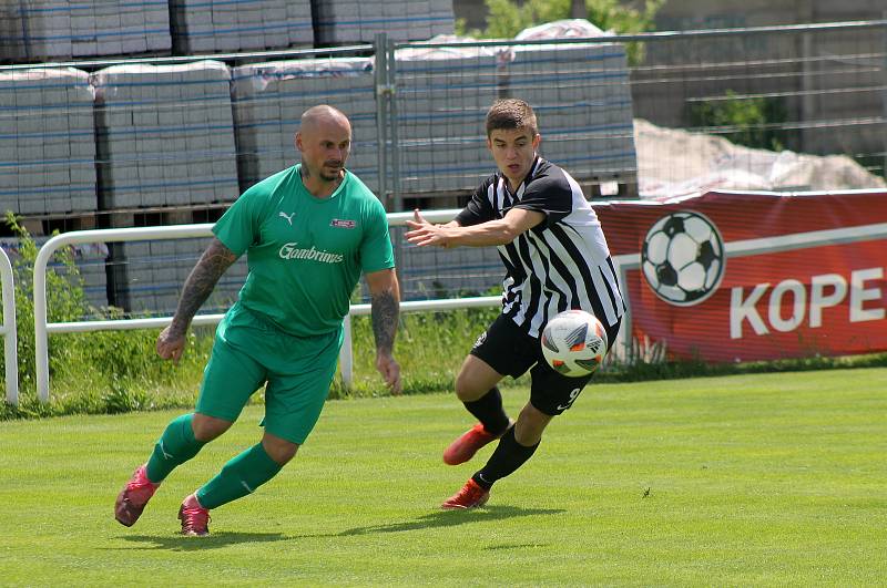 Z archivu: Fotbalisté plzeňského Smíchova (černobílí) se v nováčkovské sezoně I. A třídy zatím hledají. Ve třech zápasech totiž získali jediný bod.