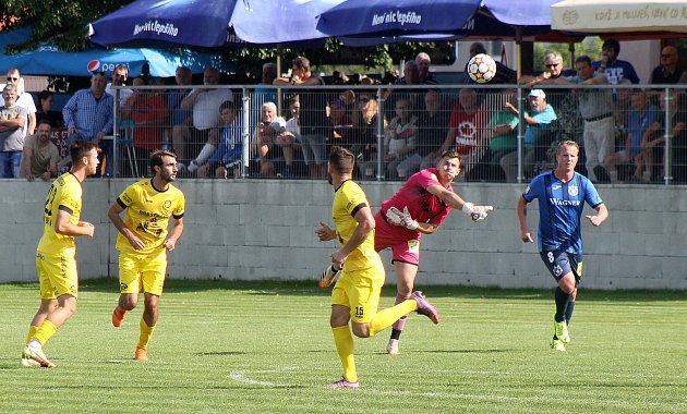 5. kolo FORTUNA ČFL, skupina A: FK ROBSTAV Přeštice (na snímku fotbalisté ve žlutých dresech) - TJ Jiskra Domažlice (modří) 5:1 (2:0).