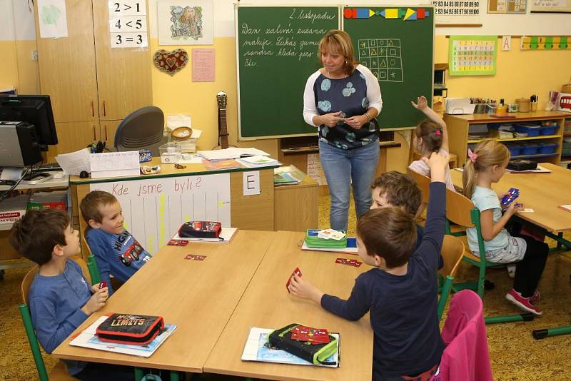 Ostych ve třídě talentovaných prvňáků nenajdete. Před ostatními i učitelkou Stanislavou Hlavinkovou chtějí  předvést svoje schopnosti. Hlásí se a soutěží, kdo bude dřív u tabule.