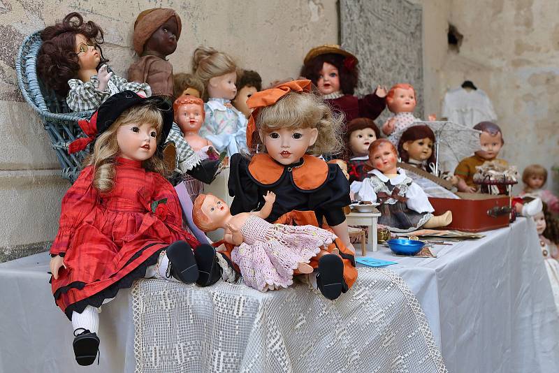 Panenky a kočárky vystavuje na zámku v Nebílovech na Plzeňsku Jiřina Havlová. K vidění jsou asi čtyři stovky panenek a také 40 unikátních kočárků z období secese a dále pak z padesátých a osmdesátých let. Prohlédnout si je můžete do konce prázdnin.