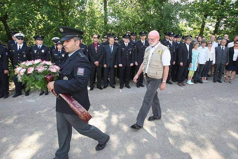 Policisté a rodina v Letkově uctili památku zastřeleného poručíka Jiřího Hrubého