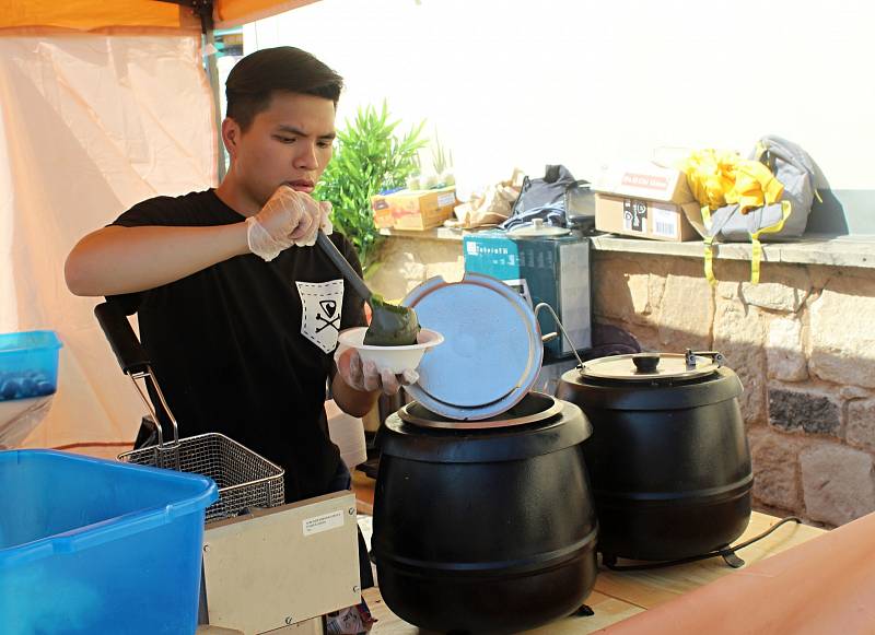 Desítky druhů polévek degustovali návštěvníci v areálu Plzeňského Prazdroje.