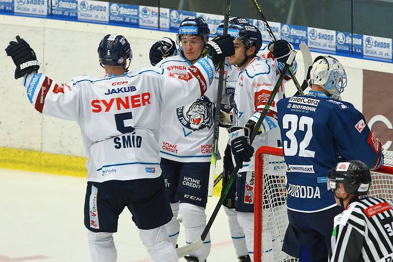 Ze zápasu 11. kola hokejové Tipsport extraligy HC Škoda Plzeň (v modrém) -  Bílí tygři Liberec 3:1