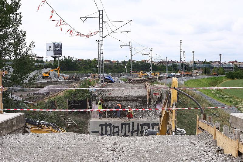 Demolice železničního mostu a vložení mostního provizoria mezi Bručnou a Koterovem je součástí prováděné modernizace železniční trati mezi Plzní a Nepomukem.