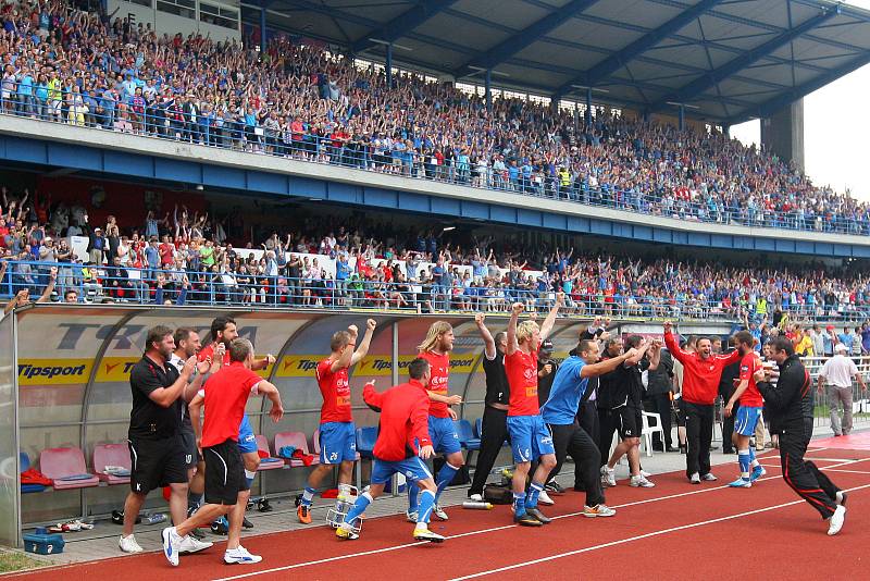 Plzeňská Doosan Arena. Jelikož fotbalový stadion v Plzni nesplňoval podmínky UEFA pro pořádání zápasů evropských pohárů, přistoupilo město v roce 2011 k rozsáhlé rekonstrukci a modernizaci stadionu. Stadion měl před rekonstrukcí kapacitu 7 475 sedících. 