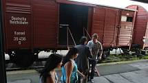 Historický vlakjako připomínka transportů zastavil na nádraží v Plzni. Obsahoval výstavu i kino