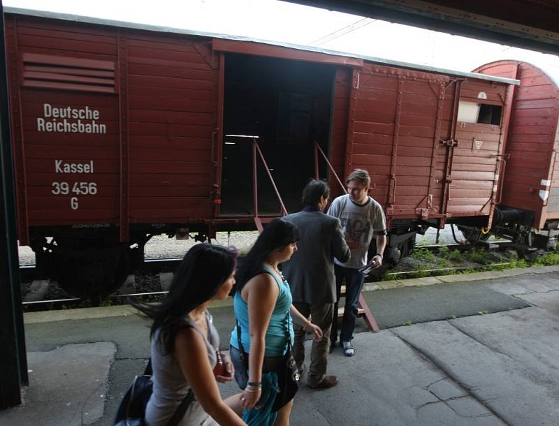 Historický vlakjako připomínka transportů zastavil na nádraží v Plzni. Obsahoval výstavu i kino