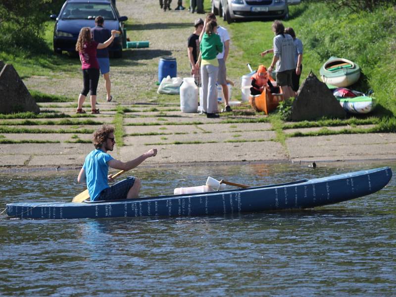 V kempu U Dolanského mostu na řece Berounce bylo  o prodlouženém víkendu živo