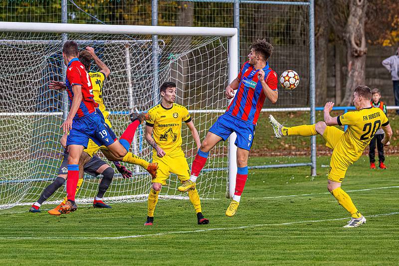 13. kolo FORTUNA ČFL, skupina A: FK ROBSTAV Přeštice (na snímku fotbalisté ve žlutých dresech) - FC Viktoria Plzeň B 1:2 (1:1).