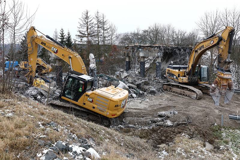 Silniční most na místní komunikaci v Chotíkově, který byl v havarijním stavu, rozebírala v sobotu 4. prosince specializovaná firma. Kvůli stavebním pracím, byla uzavřená silnice 1/20 mezi Plzní a Karlovými Vary. Hotovo by mělo být do nedělního podvečera.