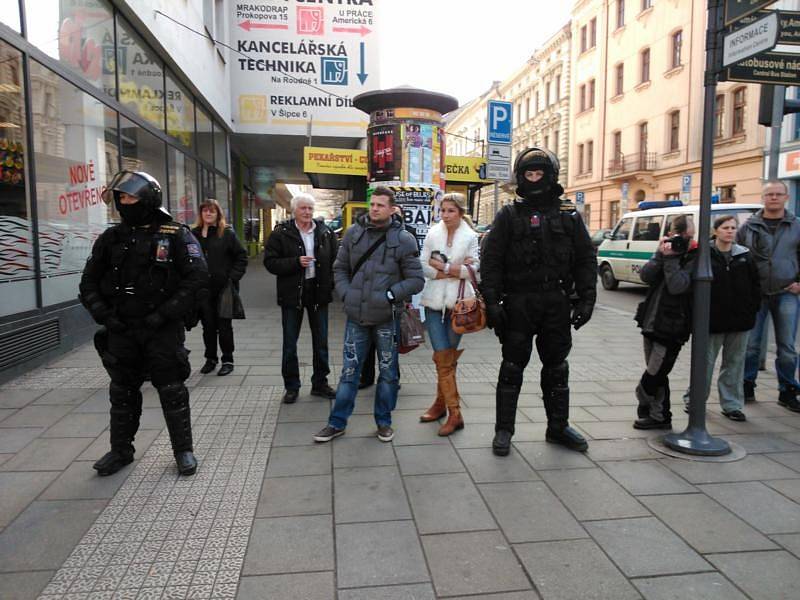 Na pochod dohlížejí policisté. Jsou připraveni okamžitě zasáhnout.