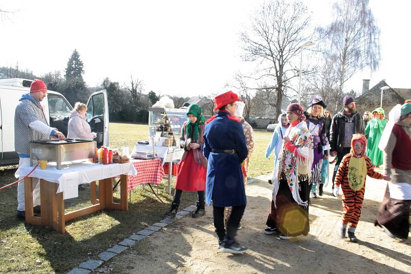 Maškarní průvod prošel ulicemi Tachova, starosta maskám předal klíč od města, program poté pokračoval v muzeu.